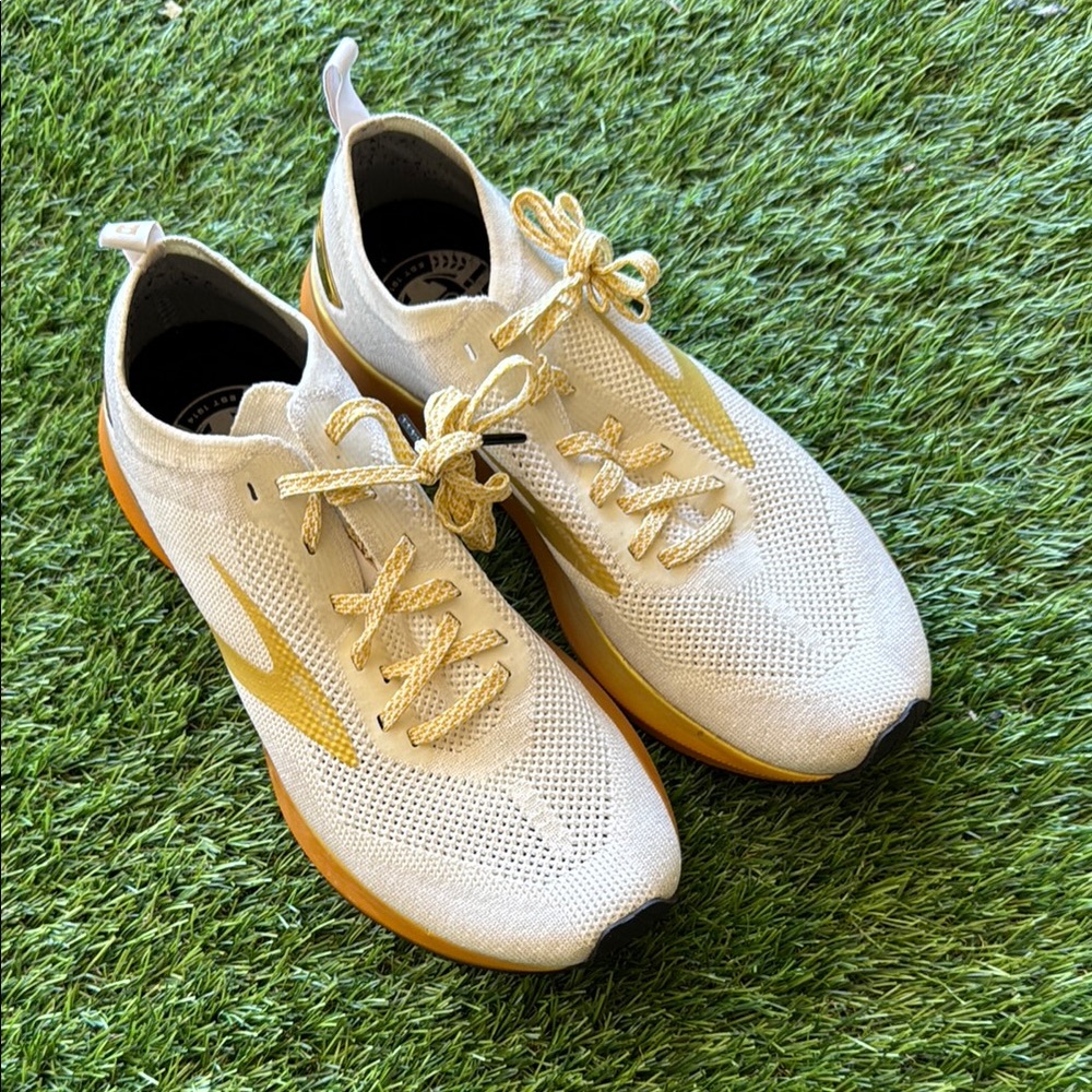 Brooks Women's Shoes in White and Gold